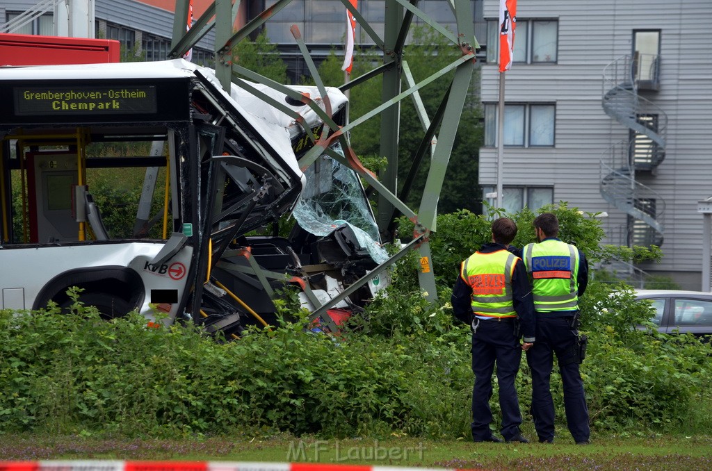 Schwerer Bus Unfall Koeln Porz Gremberghoven Neuenhofstr P135.JPG - Miklos Laubert